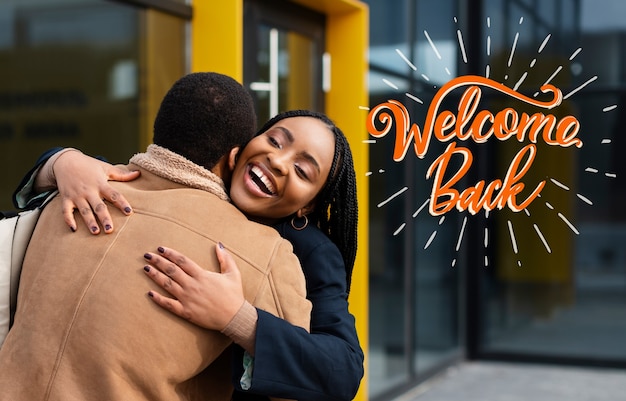 Foto mensaje de bienvenida a casa de tiro medio con pareja feliz