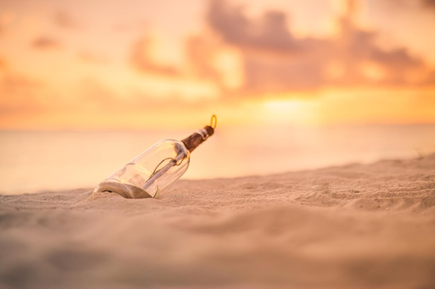 Mensaje en la botella arrastrada a tierra contra la puesta del sol. Papel pintado de diseño de playa tropical