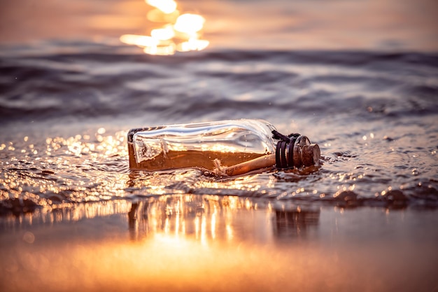 Mensaje en la botella contra la puesta del sol