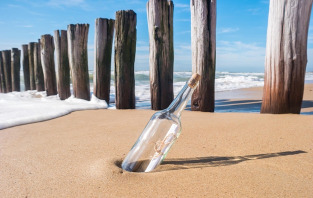 Mensaje en una botella en la playa