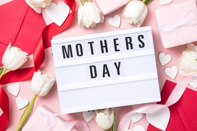 Mensaje de caja de luz del día de la madre con flores blancas y corazones.