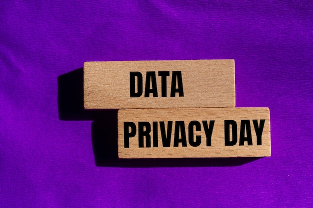 Mensaje del Día de la Privacidad de los Datos escrito en bloques de madera con fondo púrpura Símbolo conceptual del día de la privacidad de los datos Copiar espacio