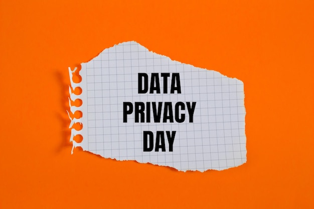 Mensaje del día de la privacidad de los datos escrito en un pedazo de papel gráfico a cuadros rasgado con fondo naranja Símbolo conceptual del dia de la confidencialidad de los datos Espacio de copia