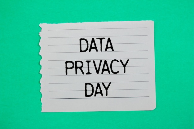 Mensaje del día de la privacidad de los datos escrito en un pedazo de papel rasgado con fondo verde Símbolo conceptual del dia de la confidencialidad de los datos Copiar espacio