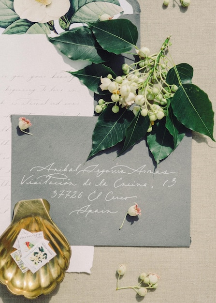 Mensaje escrito a mano en una tarjeta de felicitación cerca de hojas verdes Foto de stock