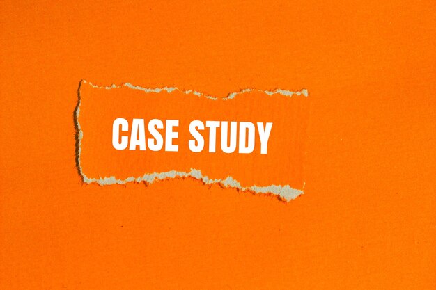 Mensaje de estudio de caso escrito en papel naranja rasgado con fondo naranja Símbolo de estudio de casos conceptual Copiar espacio