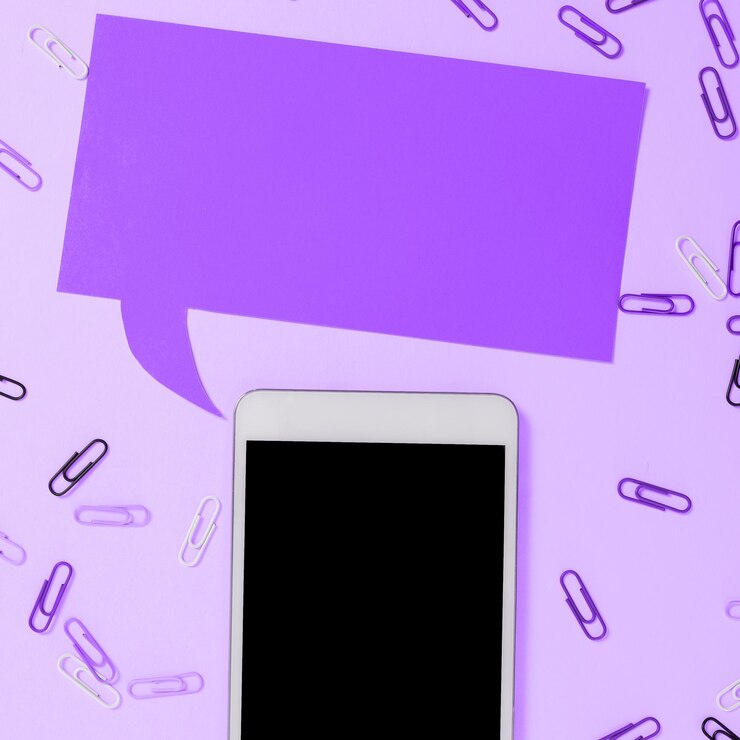 Foto mensaje importante presentado en el teléfono en el escritorio con clips información crucial de papel que se muestra en la pantalla del teléfono celular colocada en la mesa nuevas ideas en el teléfono móvil