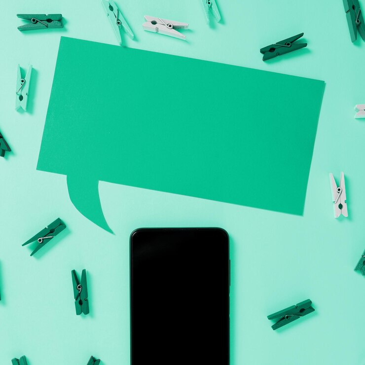 Foto mensaje importante presentado en el teléfono en el escritorio con papel de lothespins información crucial que se muestra en la pantalla del teléfono celular colocada en la mesa nuevas ideas en el teléfono móvil