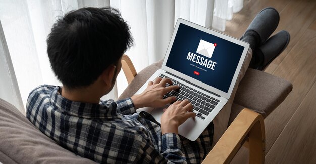 Mensaje de notificación de correo electrónico que se muestra en la pantalla de la computadora