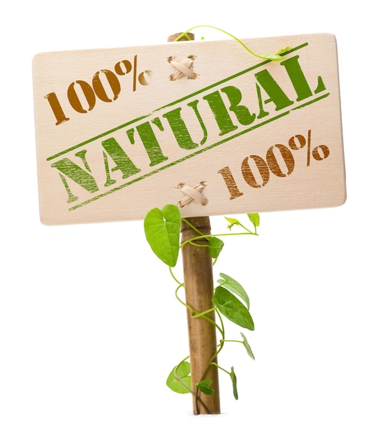 Foto mensaje de signo 100 por ciento natural en un panel de madera y una planta verde - la imagen está aislada en un fondo blanco