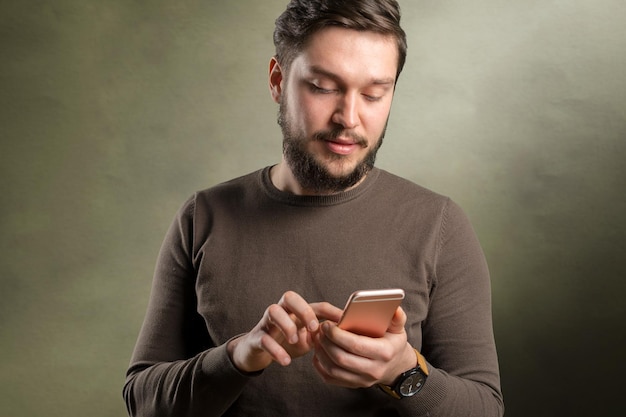 Mensaje de texto de lectura casual joven relajado