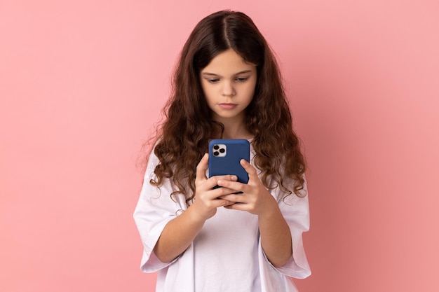 Mensaje de texto de niña en las redes sociales en el teléfono celular usando servicios de red móvil