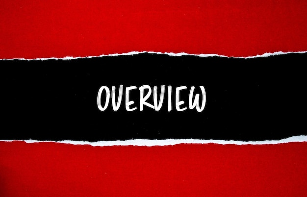 Mensaje de visión general escrito en papel rojo rasgado con fondo negro Símbolo de visión general conceptual Copiar espacio
