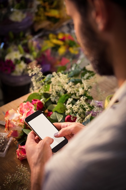 Mensajería de floristería masculina en teléfono móvil