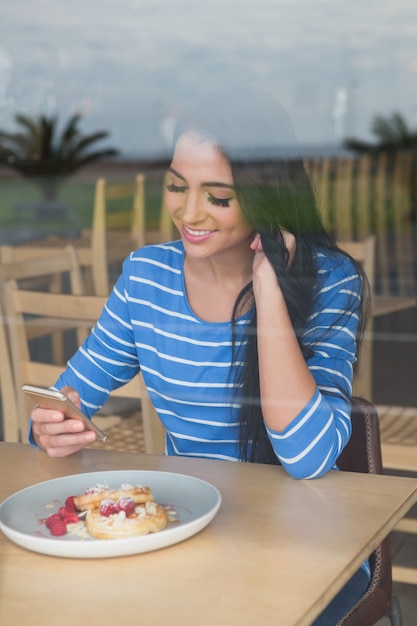 Mensajería de mujer en teléfono móvil