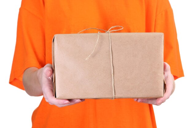 Mensajero con caja de paquetes aislado en blanco
