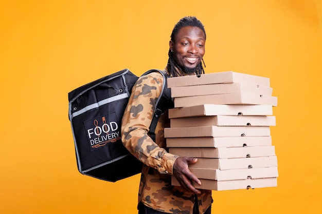 mensajero con cajas llenas de pizza