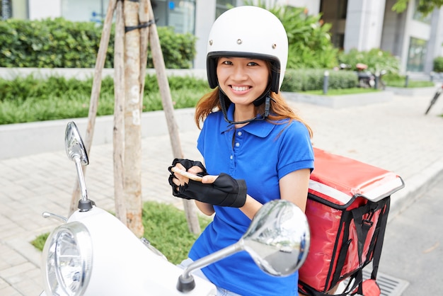 Mensajero de comida en scooter