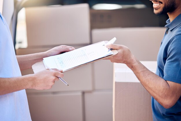 El mensajero de entrega y la persona con el clipboard para firmar el acuerdo y la prueba de envío al aire libre Las manos del cliente y el empleado con el documento de papeleo y el paquete de caja para el servicio logístico