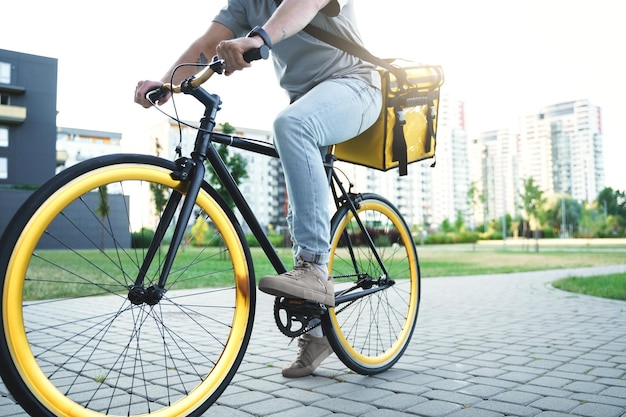 Foto mensajero de entrega urgente en bicicleta con bolsa aislada