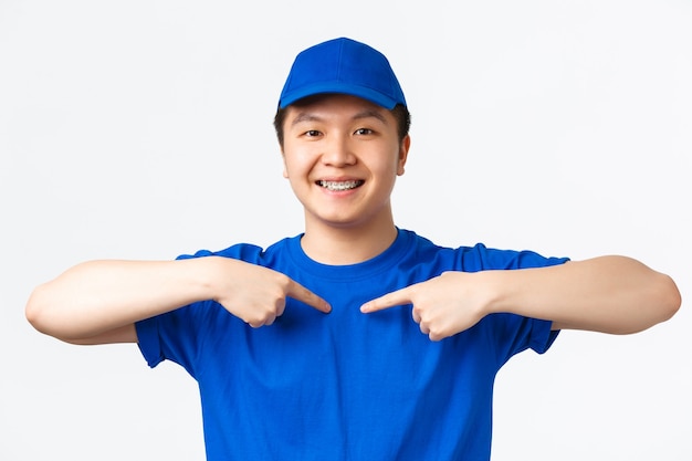 Mensajero masculino asiático sonriente en uniforme azul