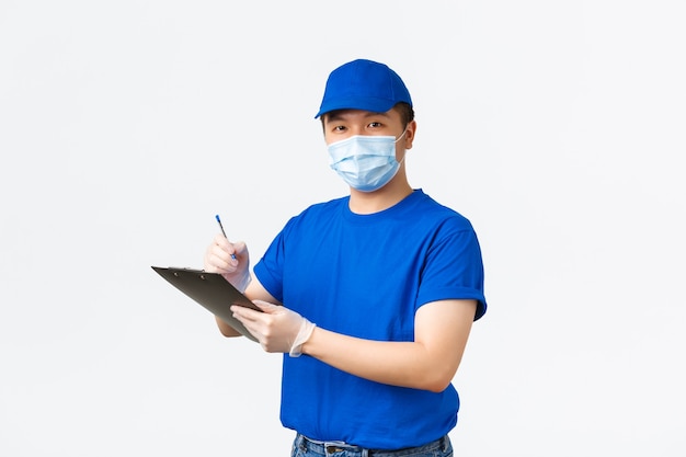 Mensajero masculino asiático en uniforme azul