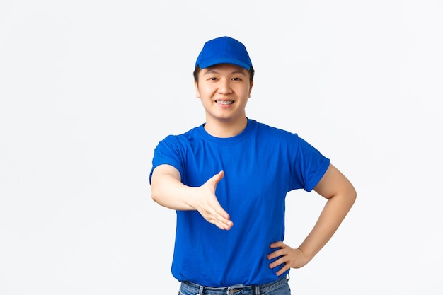 Mensajero masculino asiático en uniforme azul