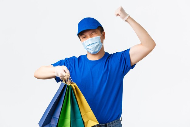 Mensajero masculino asiático en uniforme azul