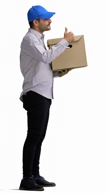 mensajero masculino de longitud completa sosteniendo una caja sobre un fondo blanco