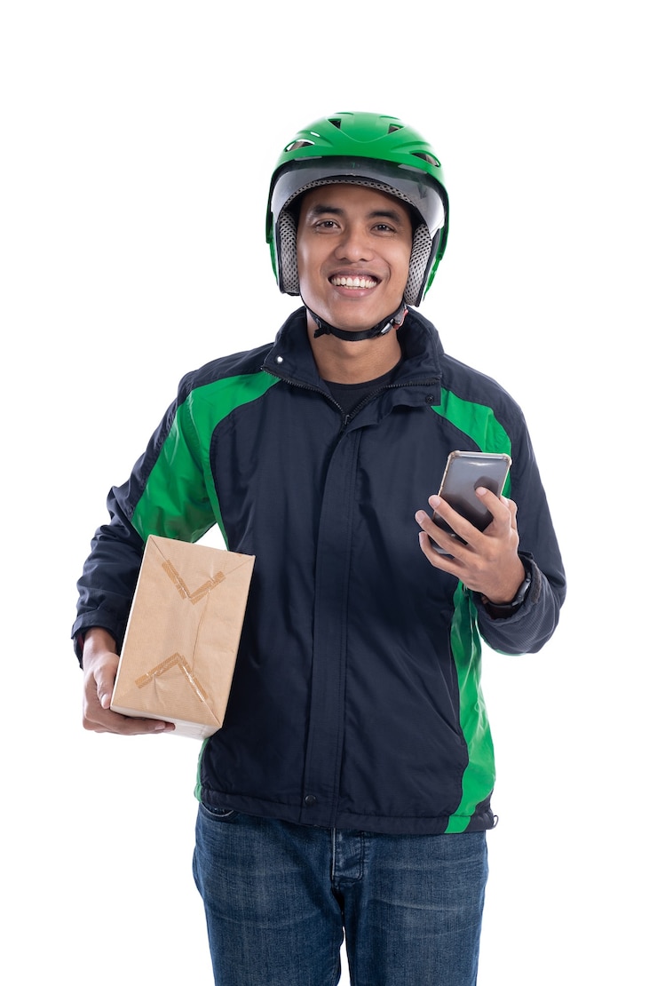Foto mensajero masculino con paquete y smartphone aislado sobre fondo blanco.
