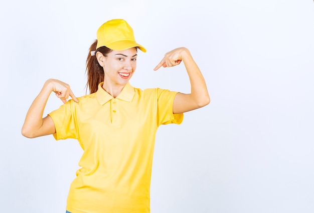 Mensajero mujer en uniforme amarillo que se presenta.