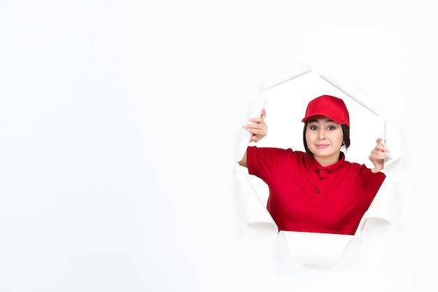 Mensajero mujer en uniforme rojo sobre blanco