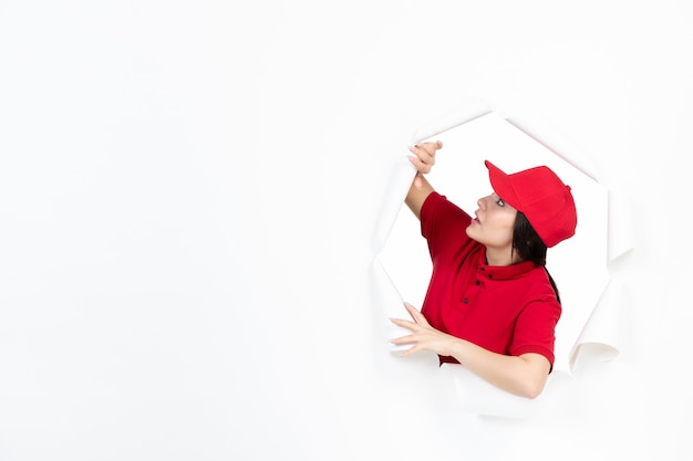 Mensajero mujer en uniforme rojo sobre blanco