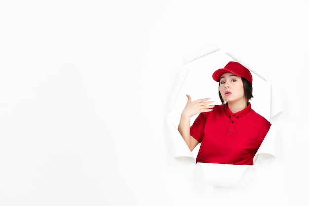 Mensajero mujer en uniforme rojo sobre blanco