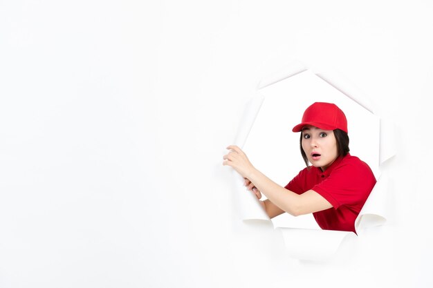 Mensajero mujer en uniforme rojo sobre blanco