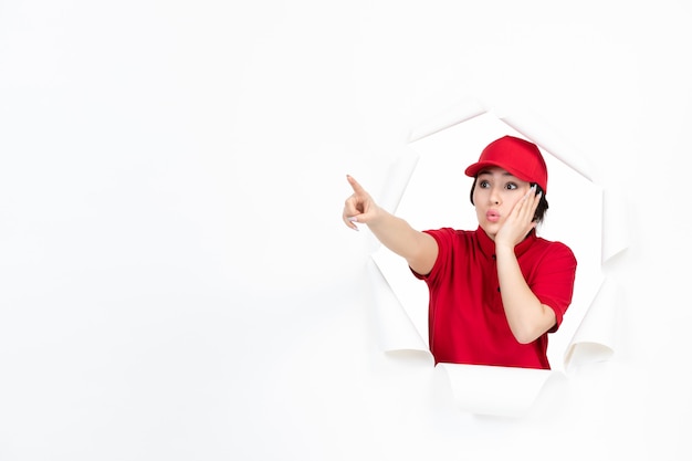 Mensajero mujer en uniforme rojo sobre blanco