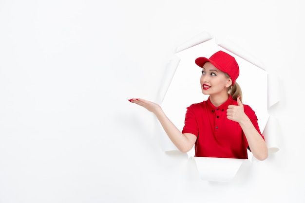 Mensajero mujer en uniforme rojo sobre blanco