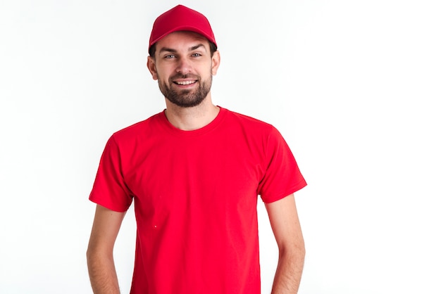 Foto mensajero de pie en uniforme rojo