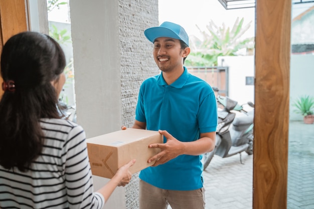 Mensajero que entrega la caja del paquete