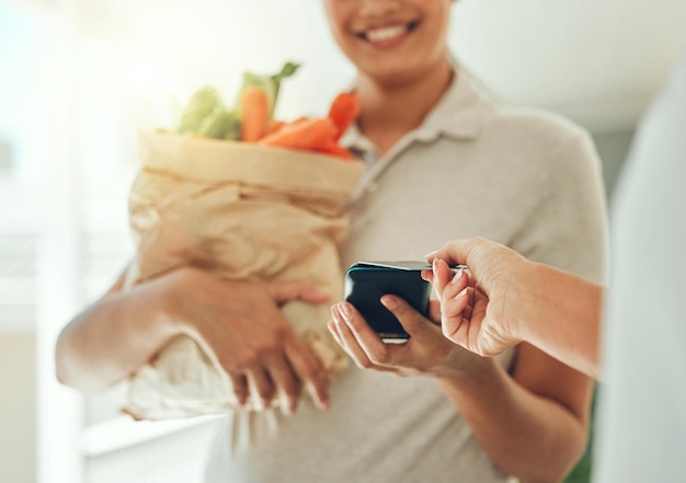 Mensajero con tarjeta de crédito, entrega a domicilio y pago de verduras, bolsas de papel, logística y comestibles.