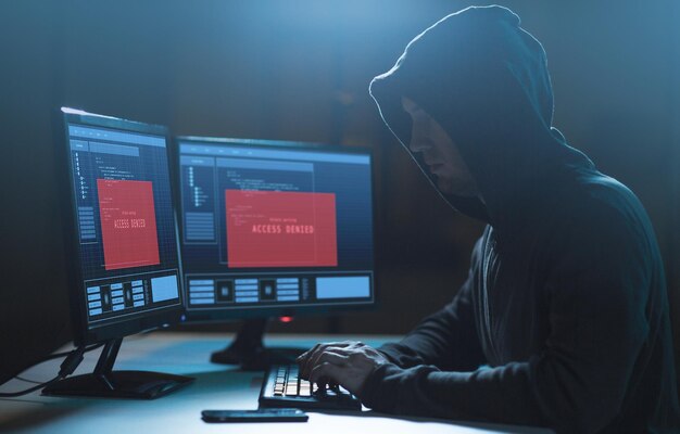 Foto con mensajes de acceso denegado en la computadora del hacker