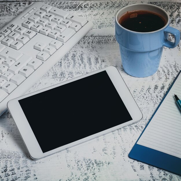 Foto mensajes importantes presentados en el teléfono en el escritorio con lápices, libros, calculadora y portapapeles alrededor de información crucial que se muestra en el teléfono celular en la mesa con cuadernos y bolígrafos