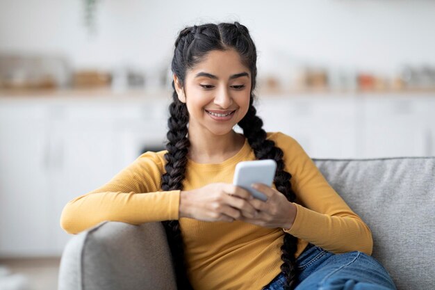 Menina Negra Nos óculos Vr Joga Jogo Online Diverte-se Olhando Para O  Espaço Livre Foto de Stock - Imagem de tecnologia, menina: 277289230