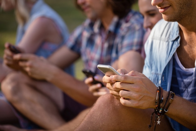 Mensajes de texto de amigos en el teléfono móvil