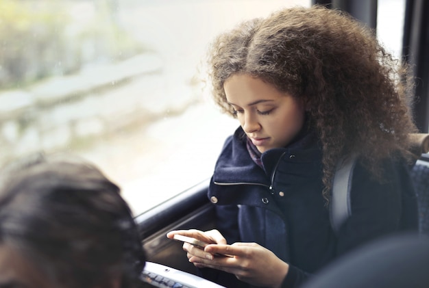 Mensajes de texto en el camino a la escuela