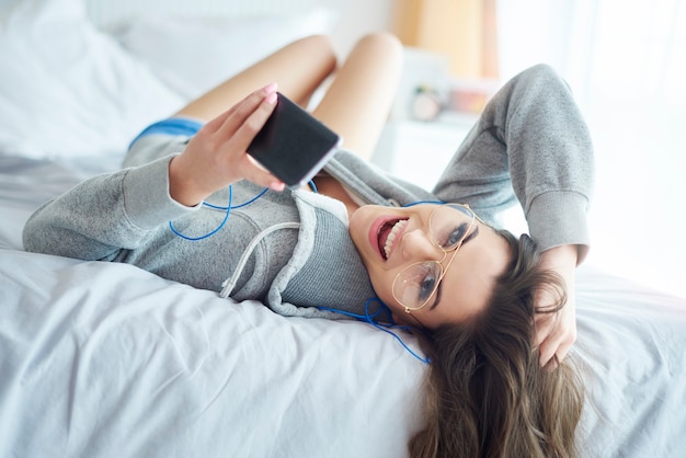 Mensajes de texto de mujer joven en la mañana