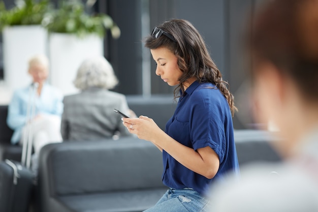 Mensajes de texto por teléfono en el aeropuerto