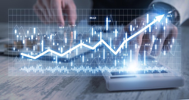 Mensch, der Diagramme und Börsenstatistiken zeigt Forex-Handelsanalyse