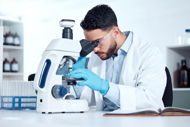 Mensch Mikroskop und Analyse Forschung im Labor Biochemiker und Innovation Gesundheitsversorgung Studie oder Virusprobe Untersuchung Heilung Entwicklung und untersuchen oder Durchbruch medizinische und Ausrüstung