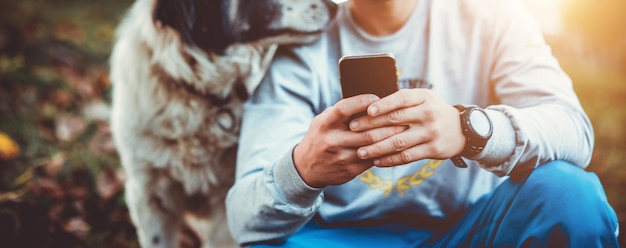 Foto mensch und hund in der natur